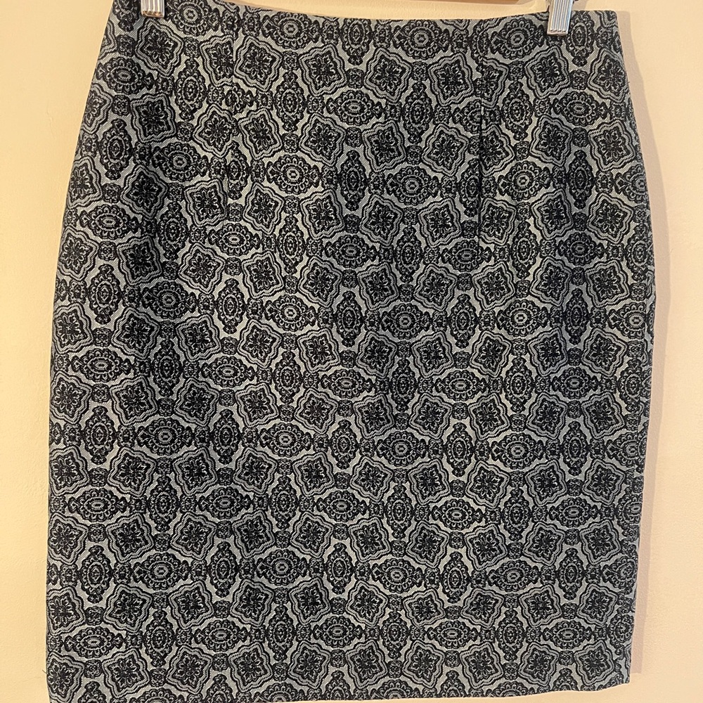 Brooks Brothers skirt in a navy blue with pattern. Knee length.